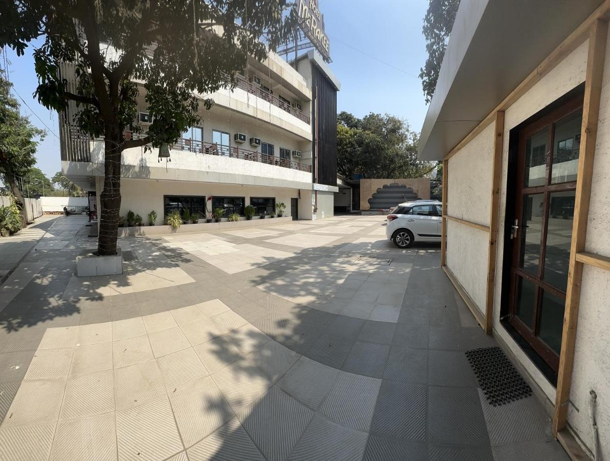 Hotel Merakee - Near Dahisar Mira Road Mumbai Exteriör bild