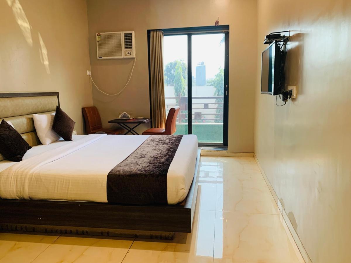 Hotel Merakee - Near Dahisar Mira Road Mumbai Exteriör bild